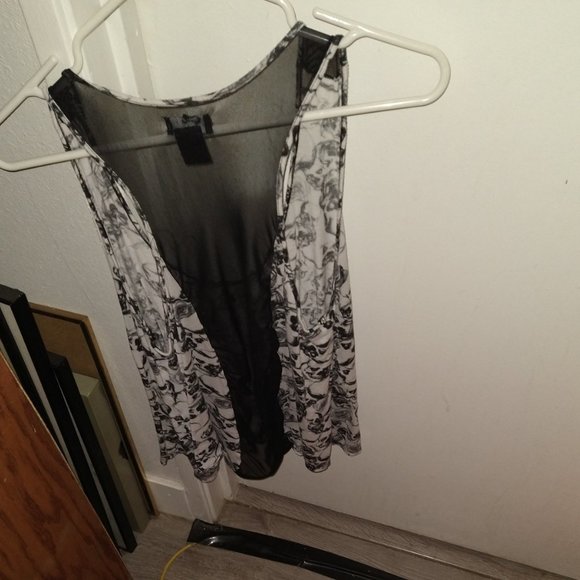 Skull print with partial mesh back loose fitting tank top - Picture 2 of 2